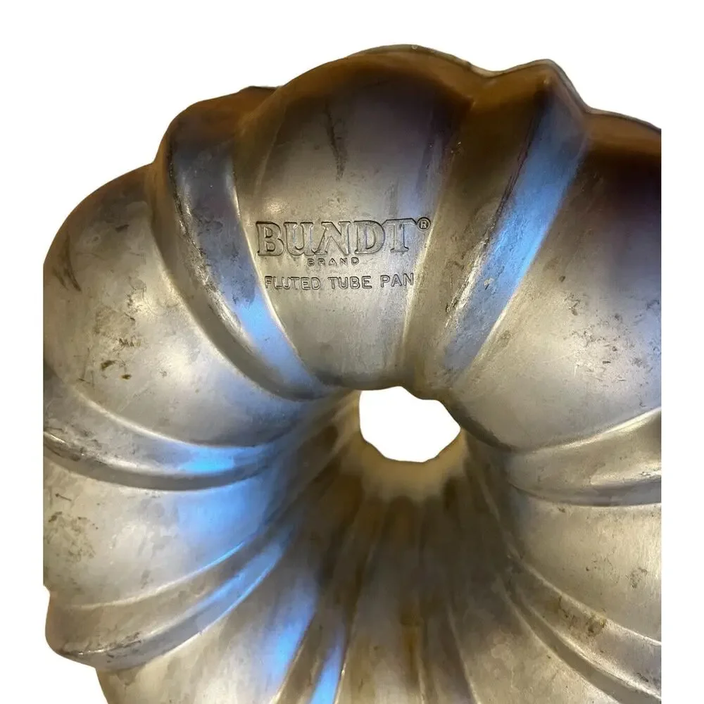 VTG Bundt Brand Fluted Tube Pan -Nordic Ware USA 30 White Silver